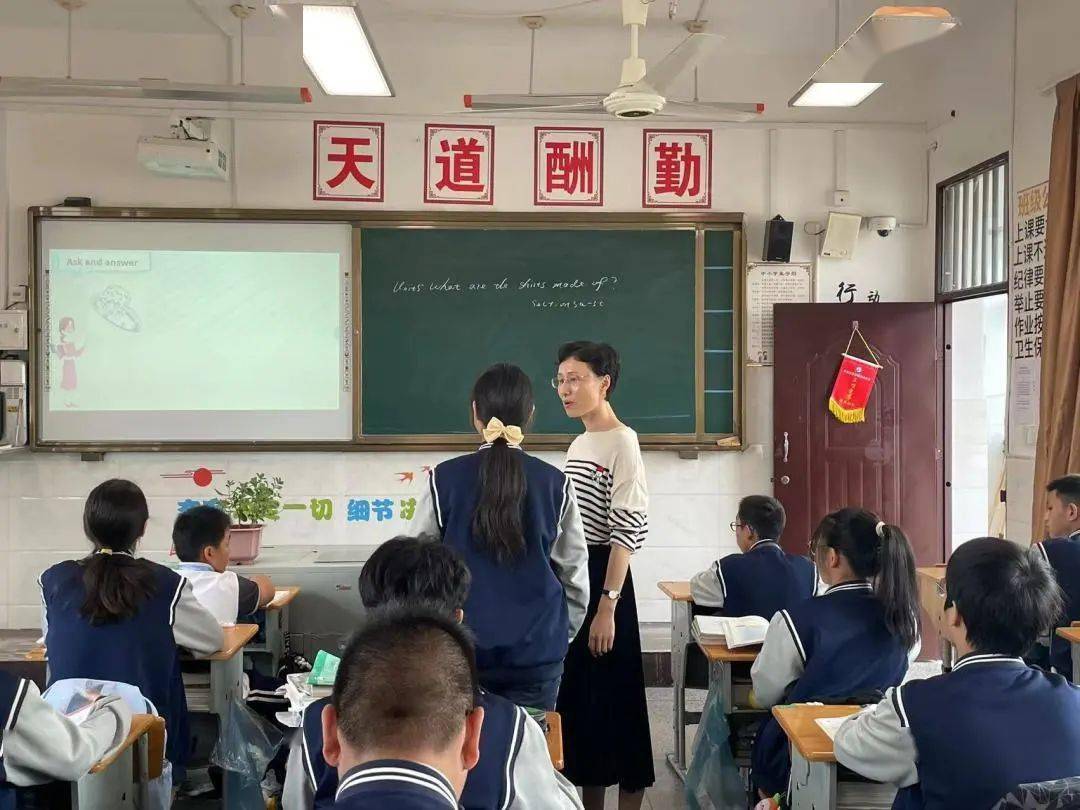 师徒凝聚力 提升教学力——我校与梁弄镇中教共体课堂教学研讨活动