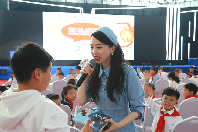 弘扬奋斗精神 逐梦少年成长——许诺晨读书分享会《月光粉碎》是