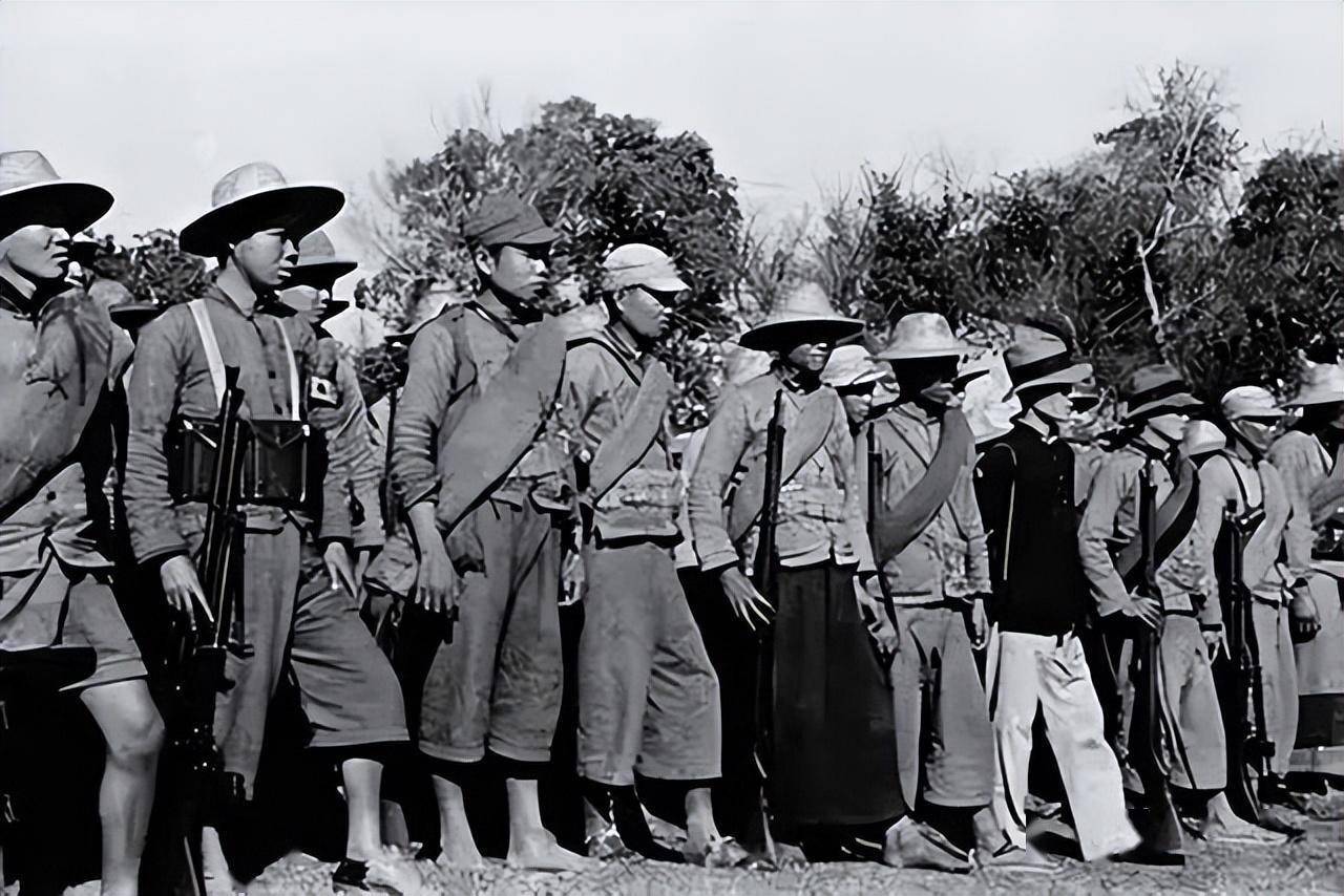 1938年，八路军分区司令员被地主反动武装铡成三段，萧华派兵复仇_手机 