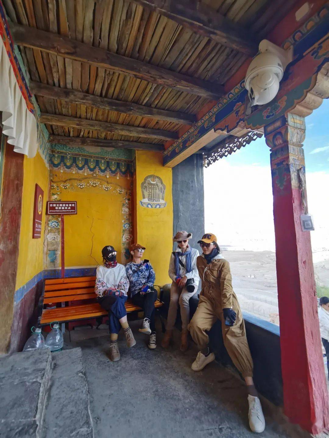 从下到上分别为度母殿,白殿,红殿,大威德殿和顶部的坛城殿,除了坛城殿