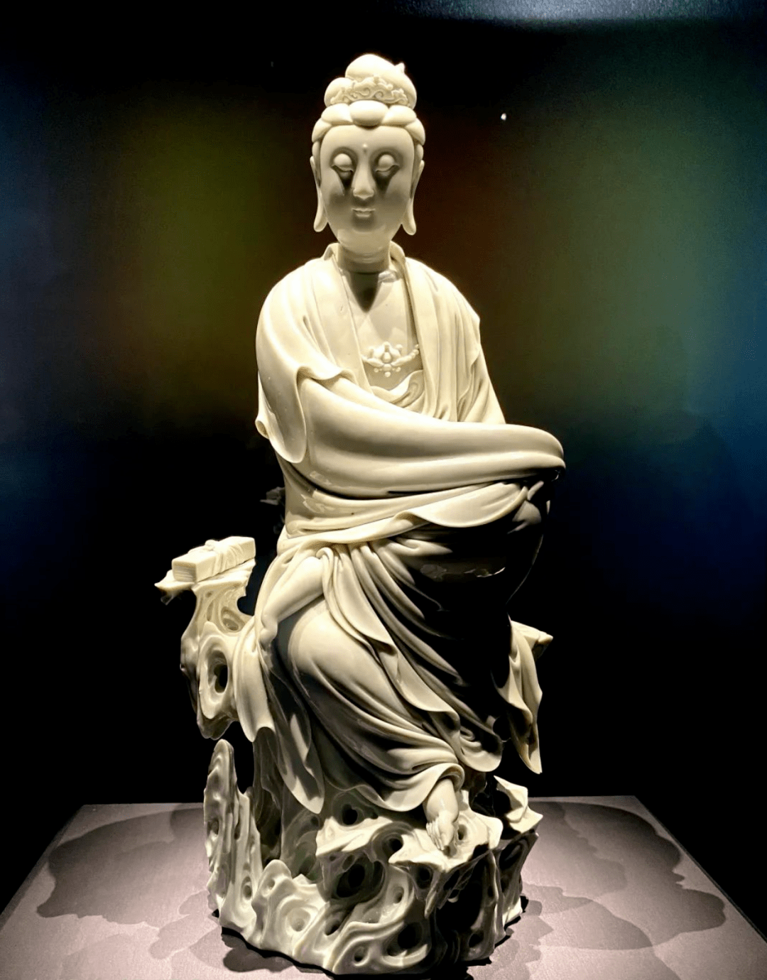 肉眼可见具有冻猪油般的油脂感猪油白,釉色白中泛黄△莲纹军持 宋