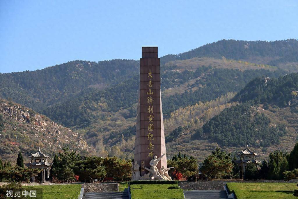 近日,市民在临沂大青山胜利突围纪念馆参观了解红色历史,体验重走抗大