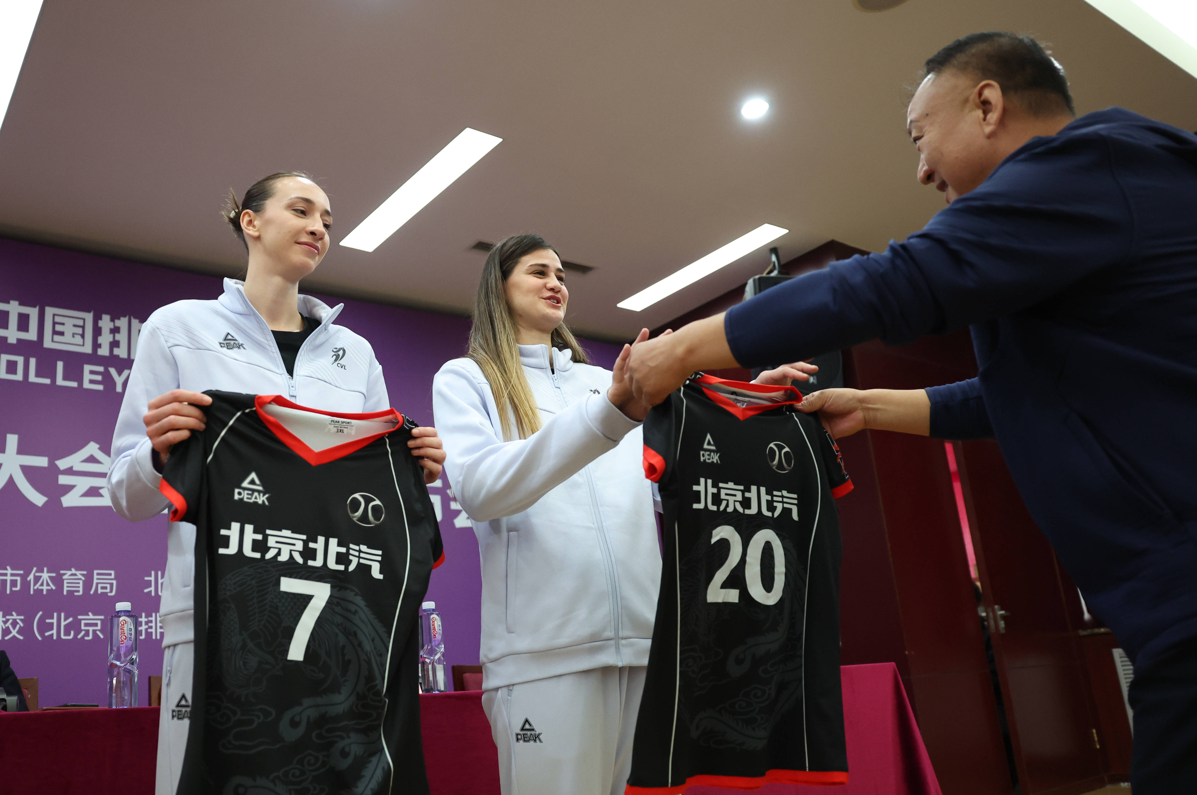 北汽男女排外援亮相,两队都有"生力军"_赛季_主攻_李牧