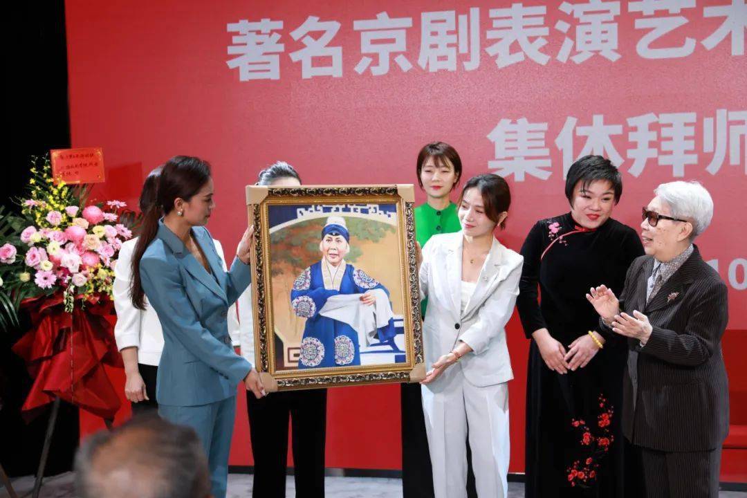 仪式开始,上海京剧院一团青年演员,弟子何婷作为代表为王梦云送上鲜花