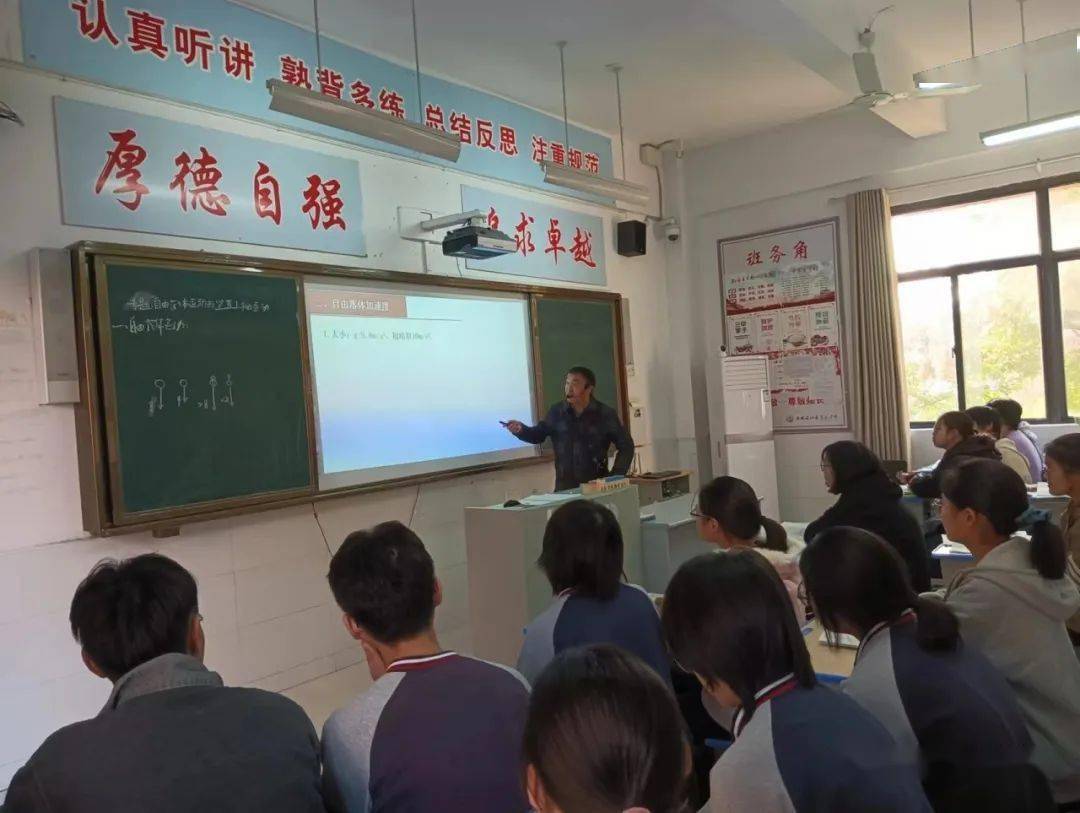 上午,当涂一中物理教师徐义芳和化学教师周皞带来两堂示范课,泗县三中