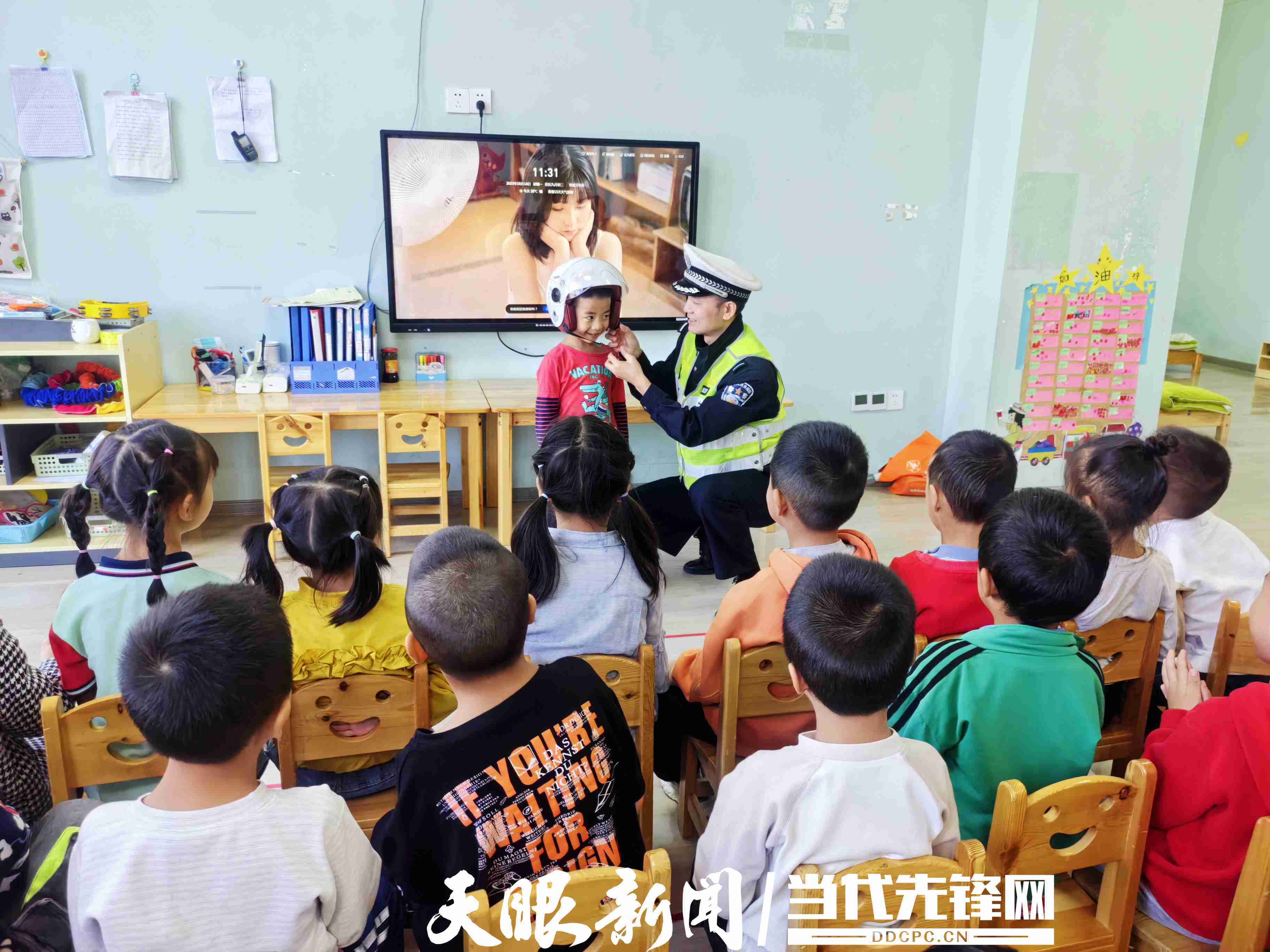 石福涛 龙运涛摄同时,通过讲解道路交通事故案例,警示小朋友们要自觉