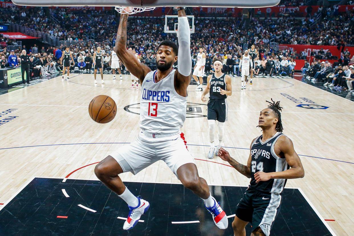 10月29日,快船队球员保罗·乔治(左)在比赛中扣篮.