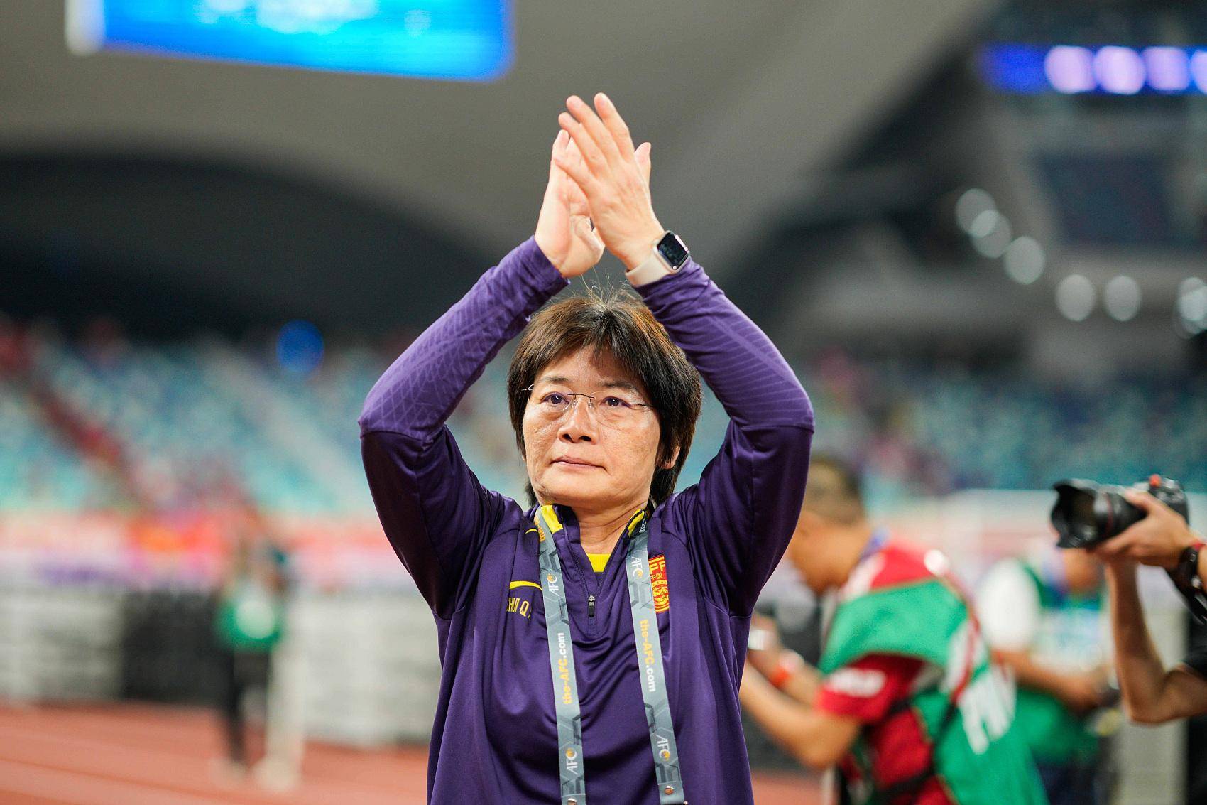 水庆霞获亚足联年度最佳女足教练称号_中国女足_青年_奖项