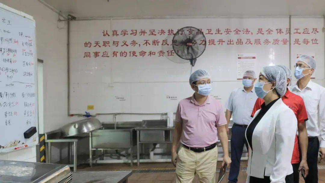"在中山纪念中学火炬一中,刘云梅在学校食堂厨房,配餐间,就餐区边走边
