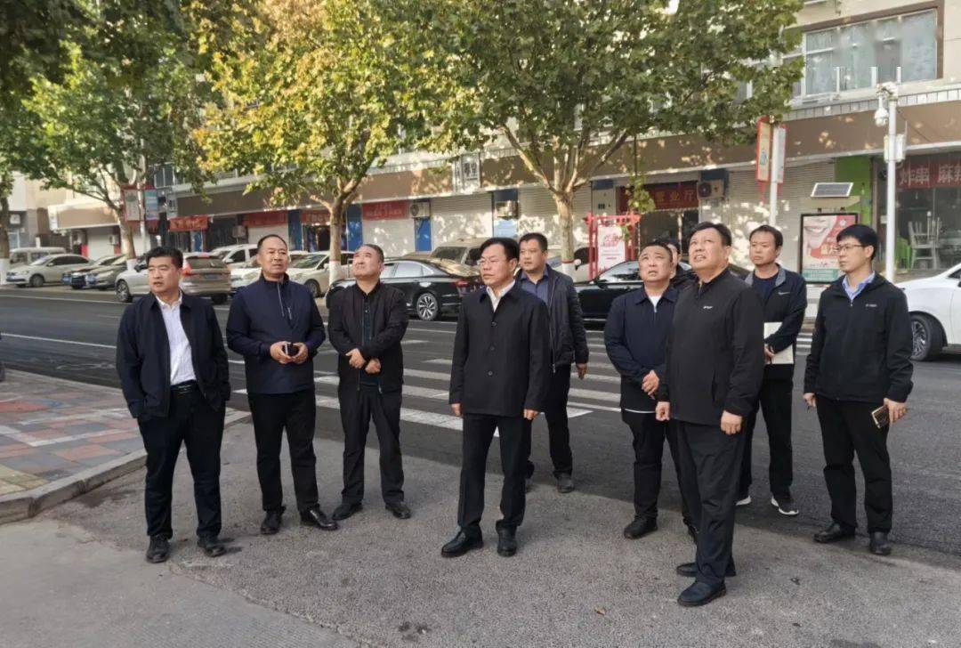 10月31日上午,县委副书记,县长卢占军调研督导精品街道建设工作时强调