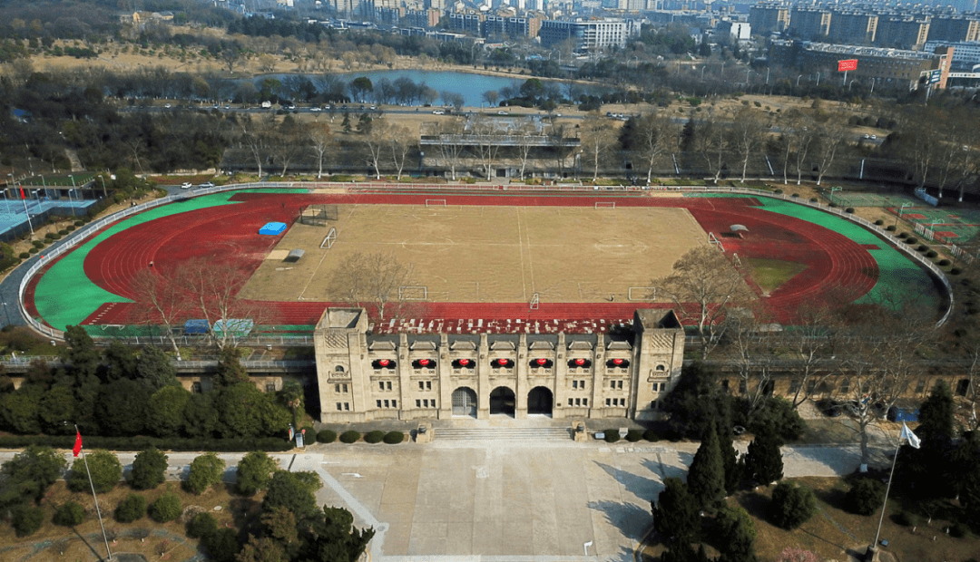 直达南京体育学院的中央体育场旧址,最后在中山陵音乐台结束旅程.