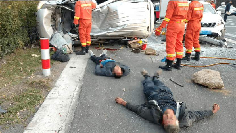 三车相撞,2人遇难6人受伤_行车_事故_车道