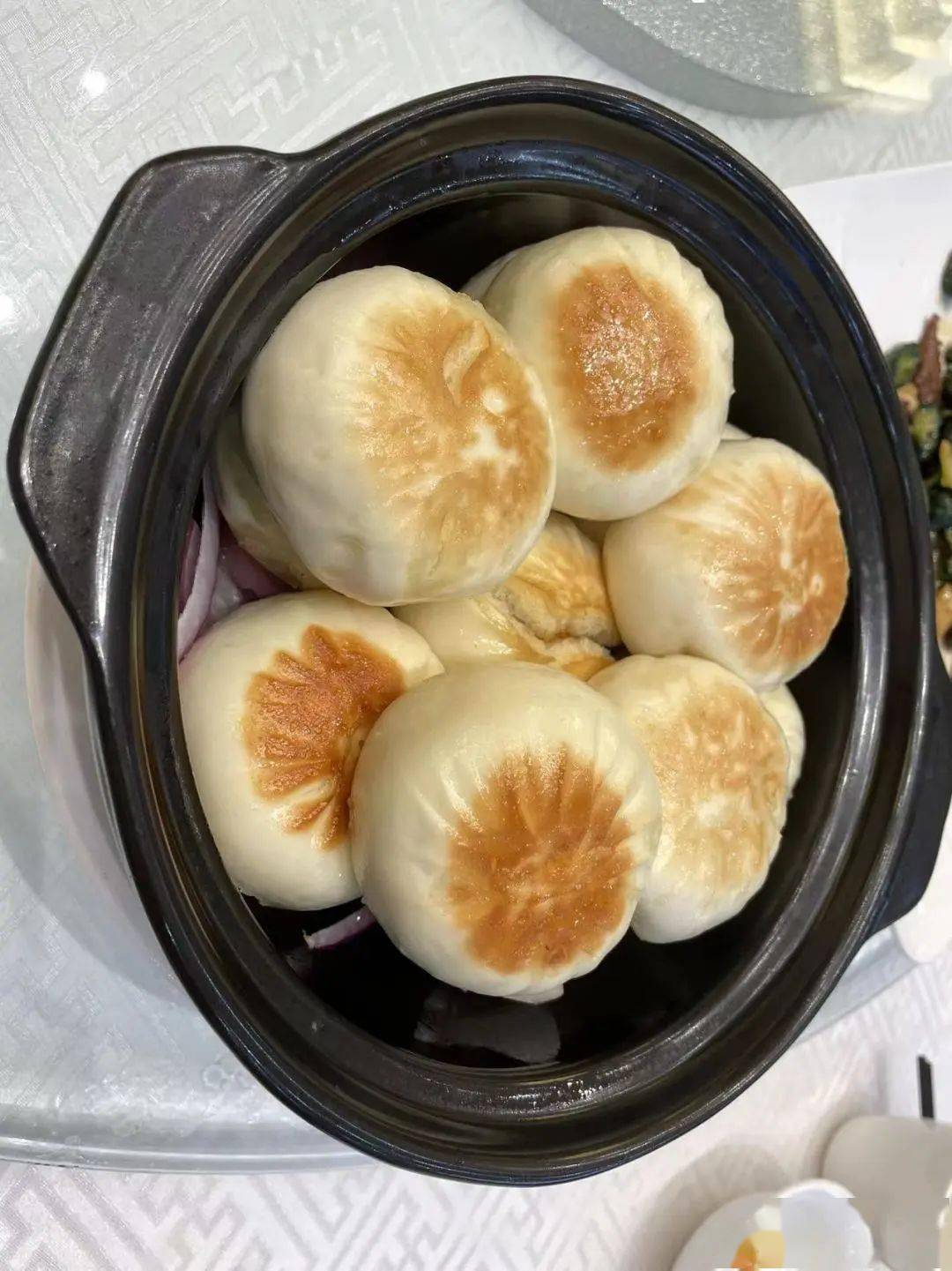 御唐府江都酒店的特色小吃,选用高级面粉制作的面团,配以特制的肉菜馅