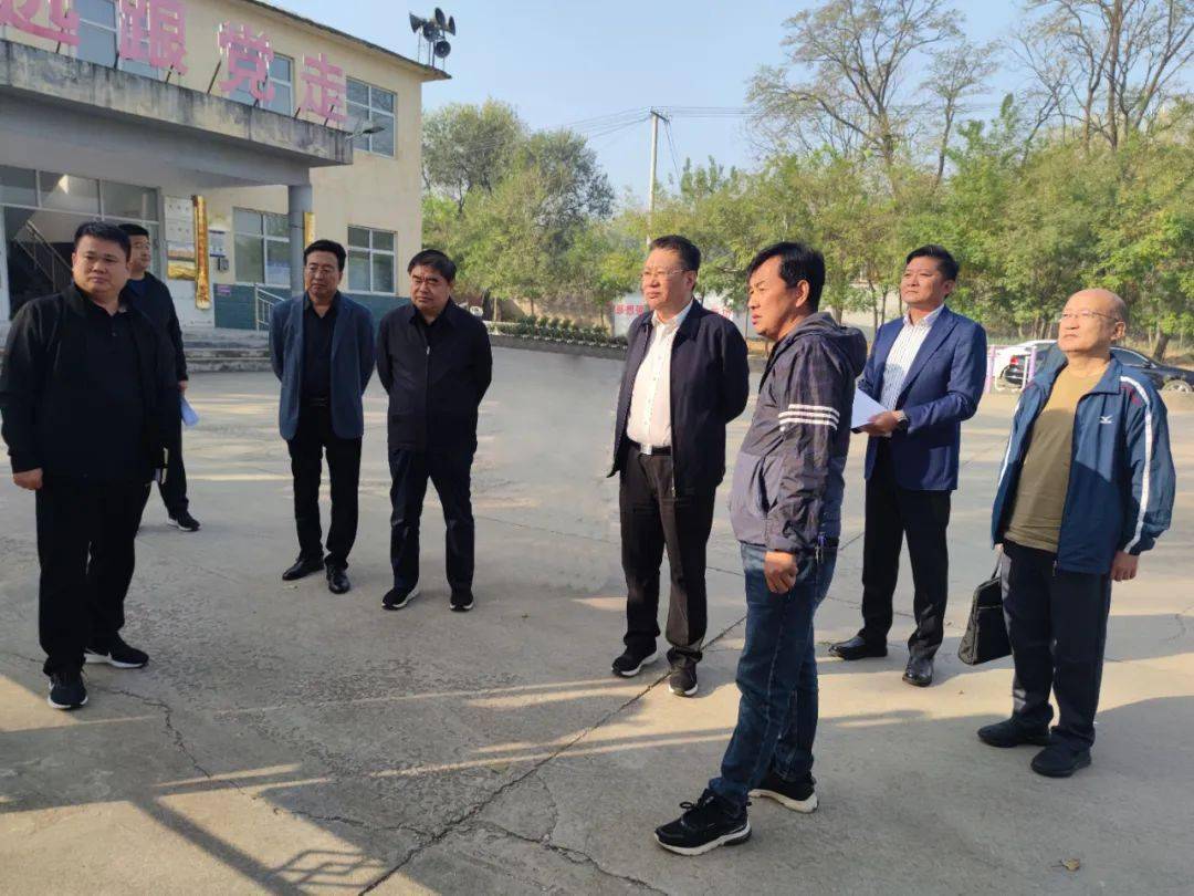 11月1日,市人大常委会副主任杨立中到灵寿县北城东村,实地察看了该村