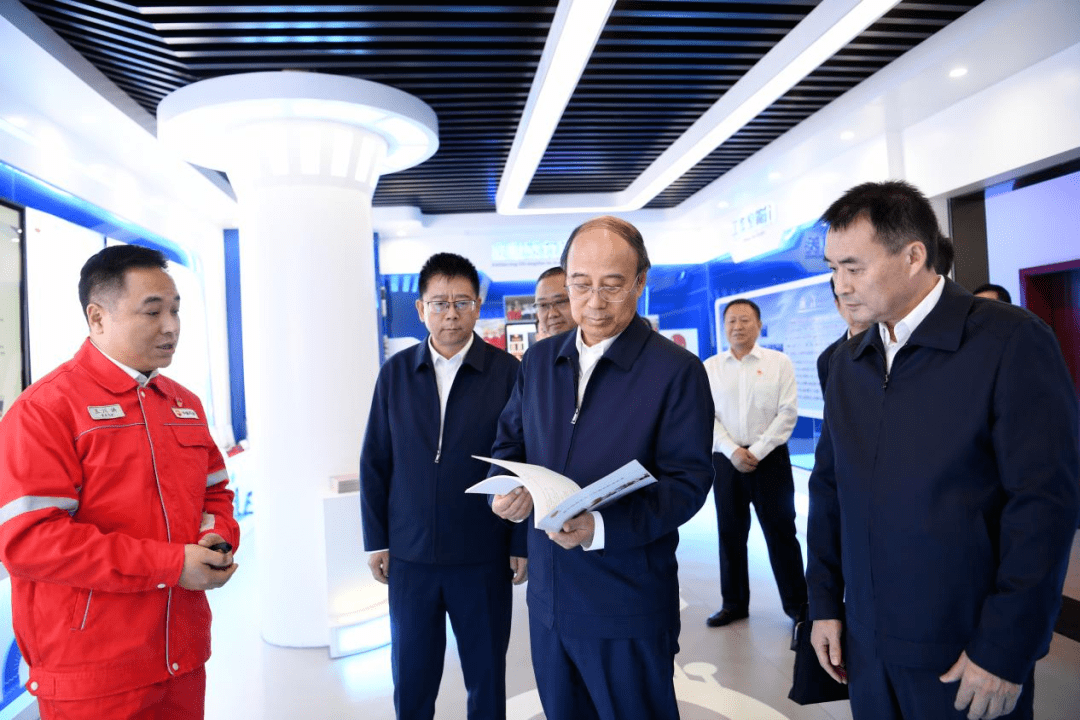 中石油董事长外出调研与当地政府签署战略合作协议