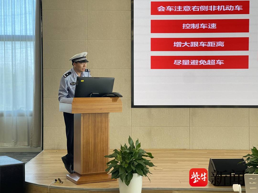 图为民警进企业宣讲交通安全11月1日,该大队民警刘梦辰还走进辖区南京