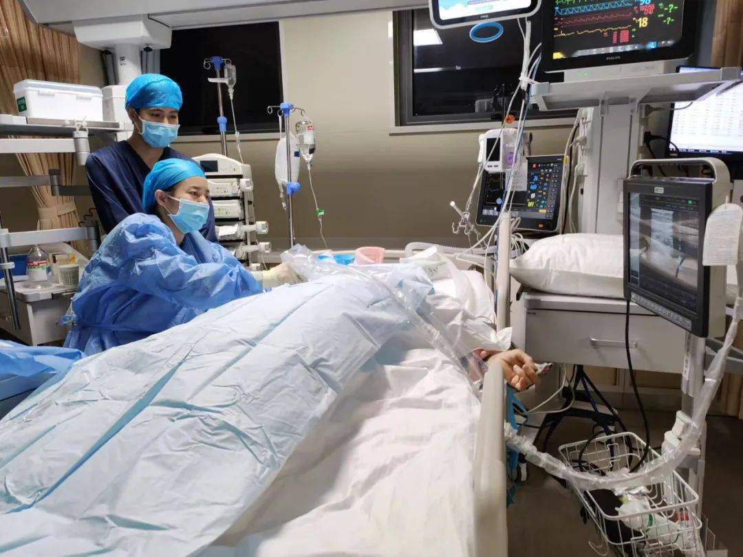 外科1病区进行第一次晨交班,同步肿瘤大楼三楼肿瘤外科2病区,阎良东院