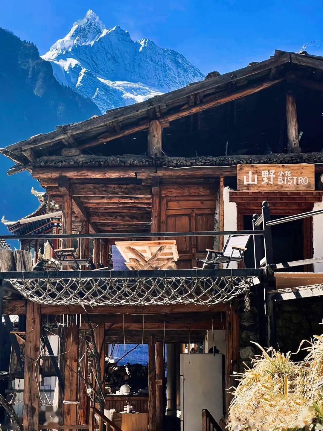 走过牧场每一个都值得前往围绕着雨崩村展开的神湖,神瀑,冰湖,是梅里