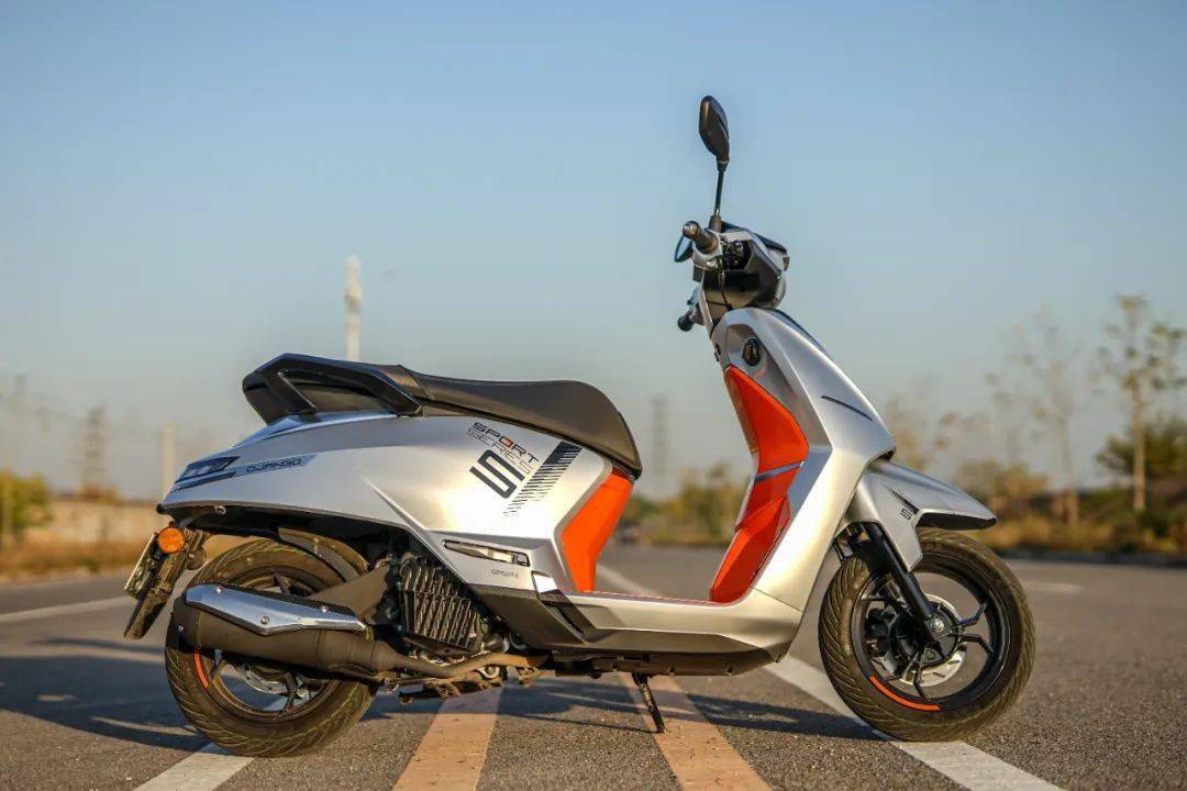 弥补短板,操控加强,试驾体验标致摩托首款现代复古踏板_搜狐汽车_搜狐