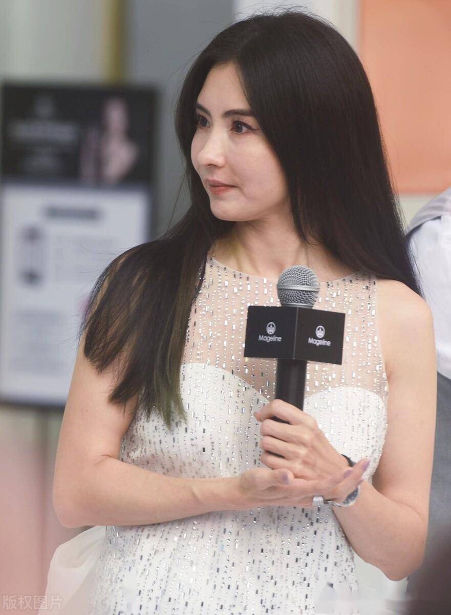 张柏芝出席麦吉丽mageline品牌活动长发披肩气质优雅_杭州