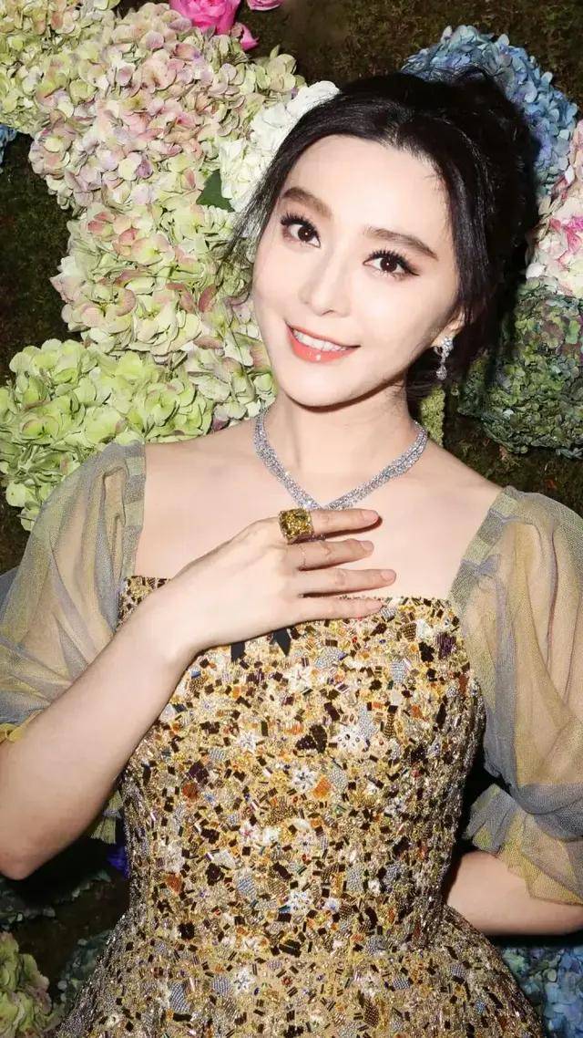 范冰冰在自己事业最巅峰时期曝出丑闻,她的人设也直接崩塌了.