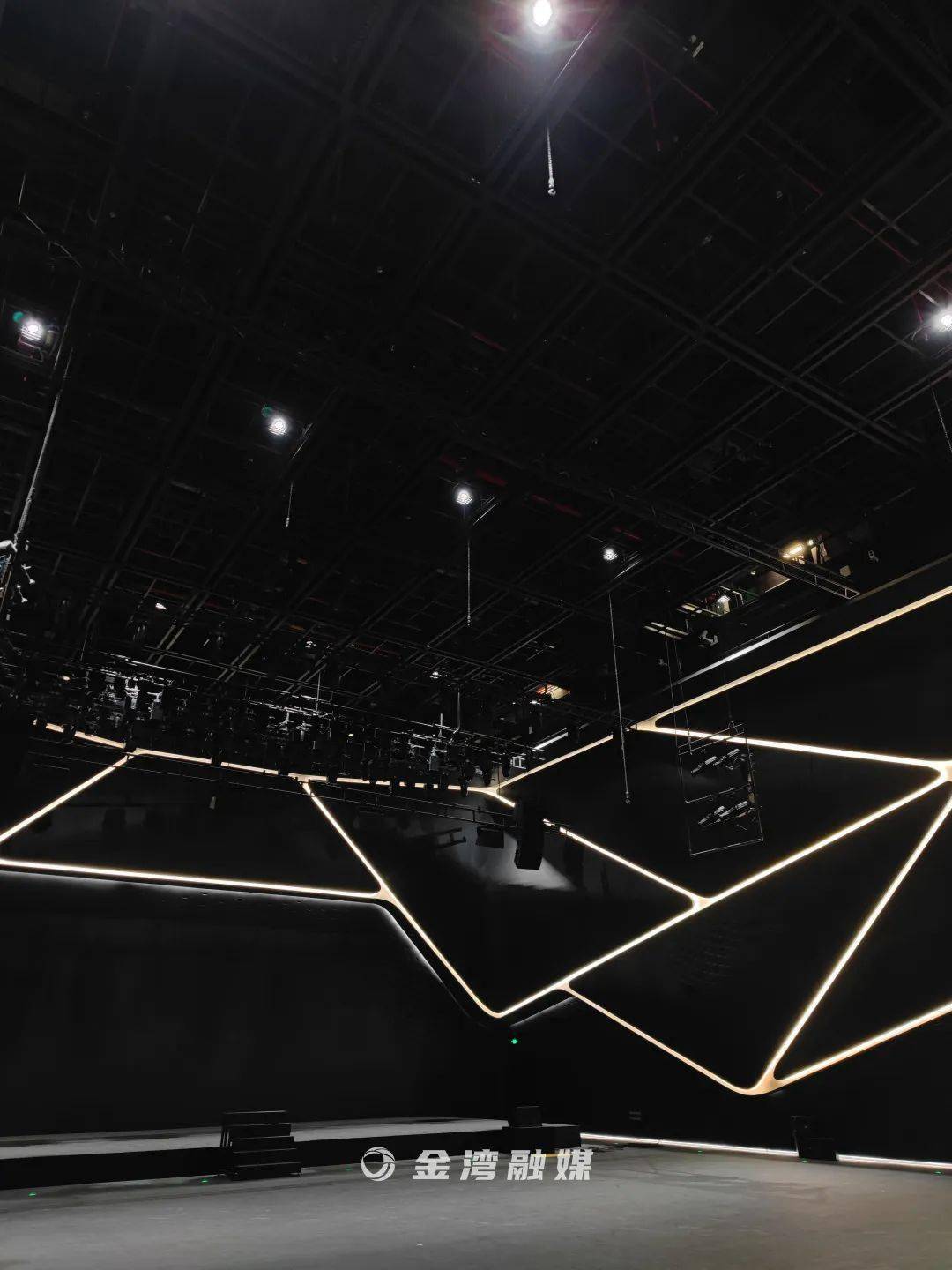 黑色系为主又称为"黑匣子剧场"470座的多功能厅内部设计上依然采用了