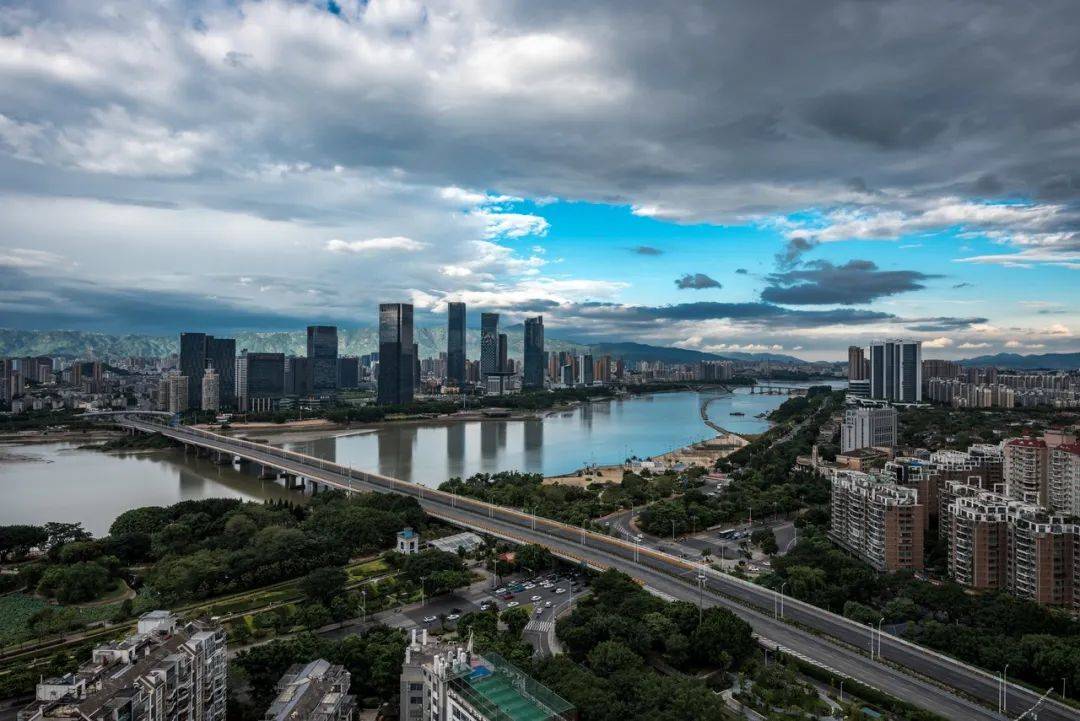 省会城市经济实力比拼:福州超越西安挤进前十,成都增量第一_呼和浩特_