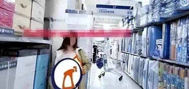 震惊！广西女子多地露下体，照片曝光！