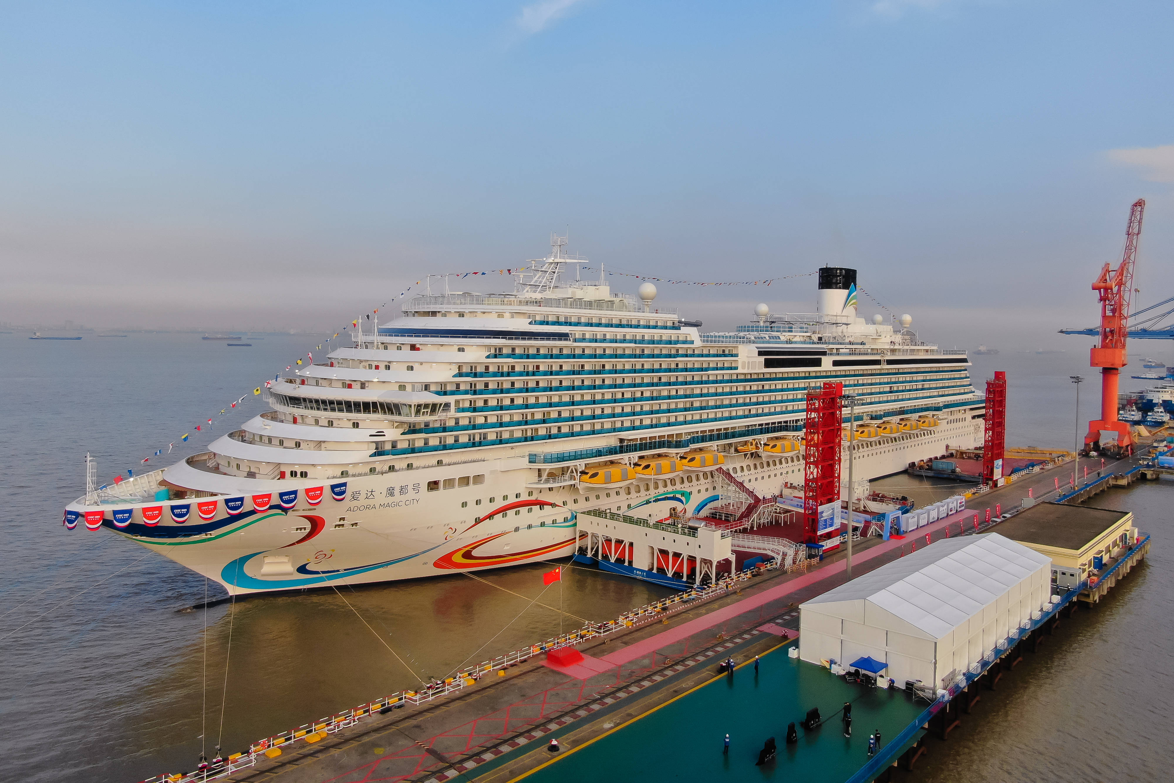 国产首艘大型邮轮"爱达61魔都号"正式命名交付 敦煌研究院名誉院长