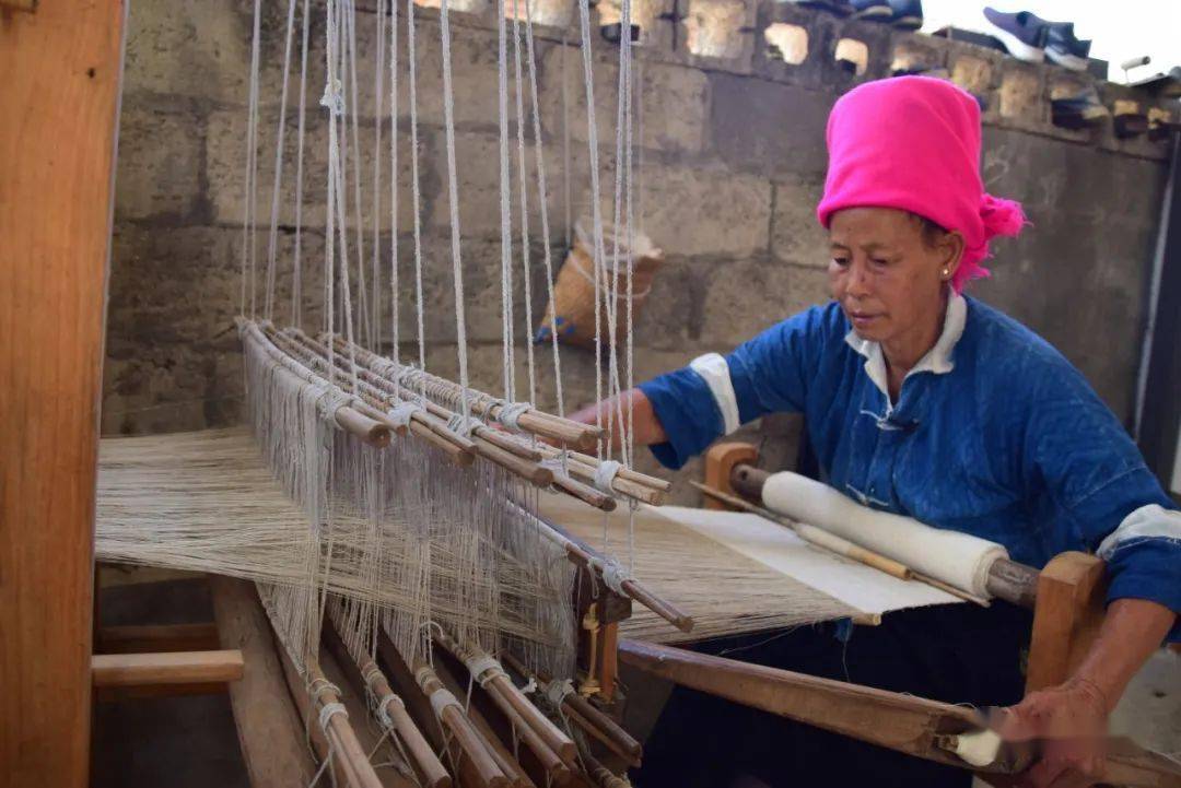有祭天,敬地,拜寨神,献祖宗……那是一个民族勇敢尚武的写照它有弩弓