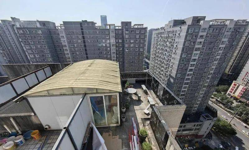 西安女子家中频繁出现屋顶漏水问题,一看:楼顶不知何时被人建了个房子