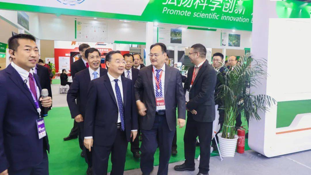 唐仁健部长,北京市和平谷区相关领导等莅临大北农展位,在集团董事长邵