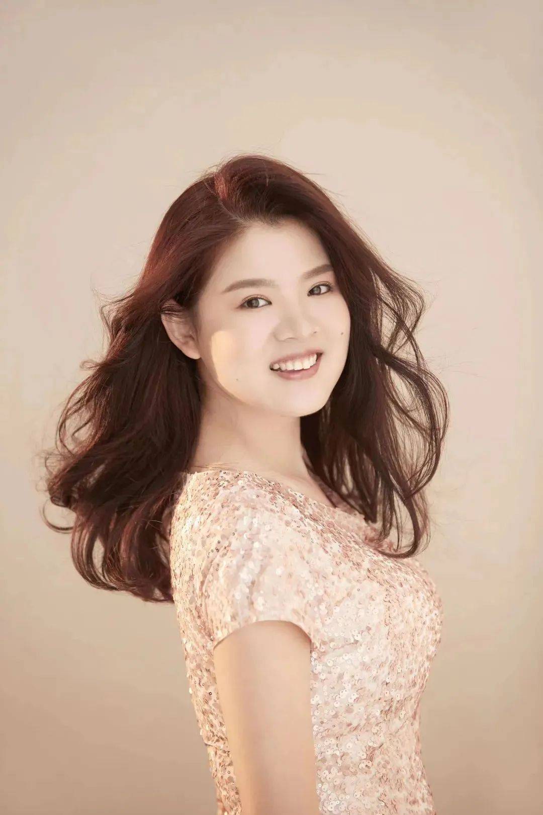 本科,附中均毕业于中央音乐学院,先后师从杨晓萍副教授与袁晨野教授