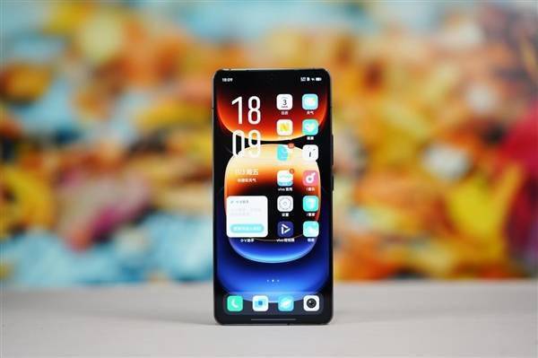 “**舷窗”吸睛！iQOO 12赛道版图赏(图4)