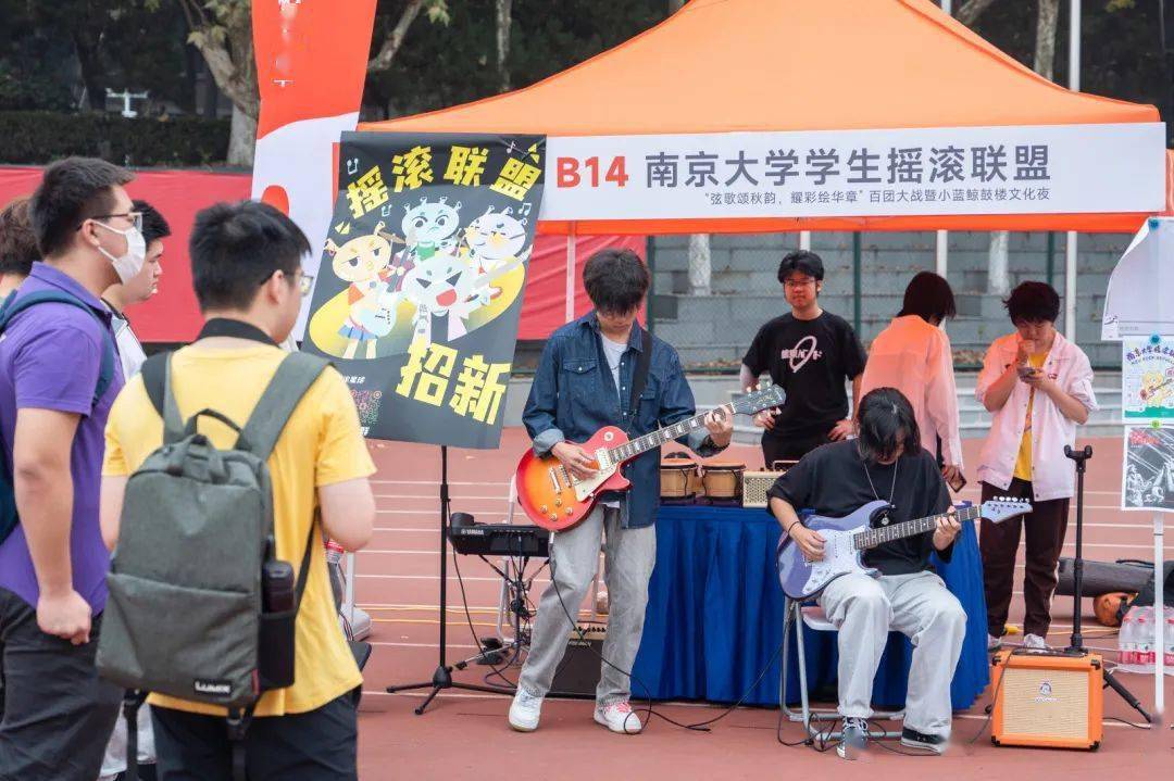 我们仿佛看到热闹的大观园,看到宝黛木石前盟,前生今世;足球