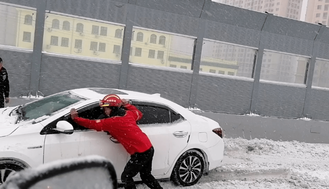 救援队员奋战5小时顾不上吃午饭|救援30余辆被困车打通"堵点"_应急