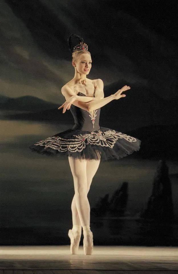 巴黎《舞蹈》杂志这样总结伊琳娜对白天鹅和黑天鹅的诠释所获得的许多