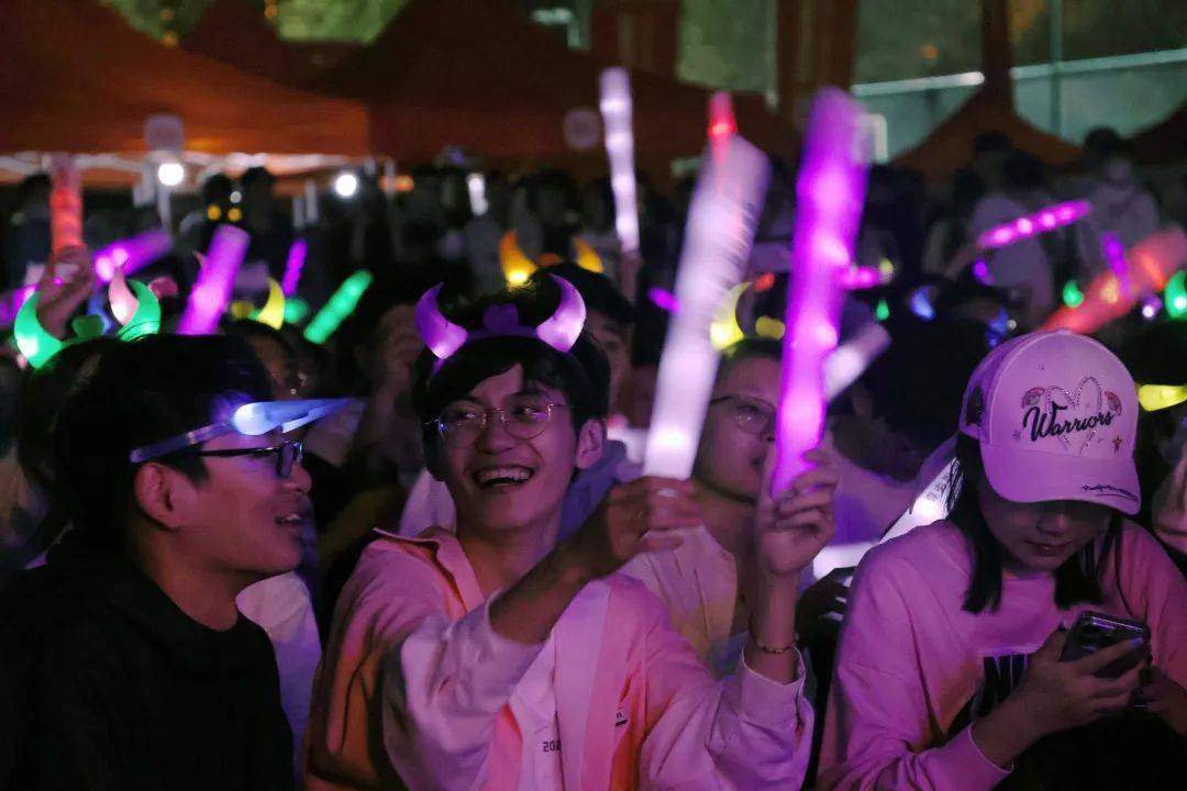 我们仿佛看到热闹的大观园,看到宝黛木石前盟,前生今世;足球