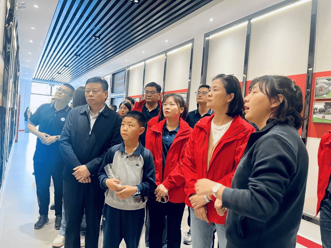 身临"企"境,爱在路上——22c4班走进望江开展爱心助学捐赠及移动课堂