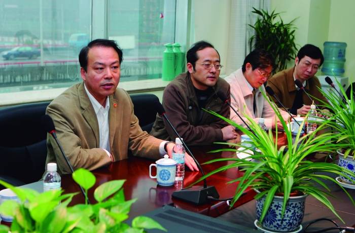 成员,秘书长景如月(左四)等领导在上海证券报考察调研图片均为记者