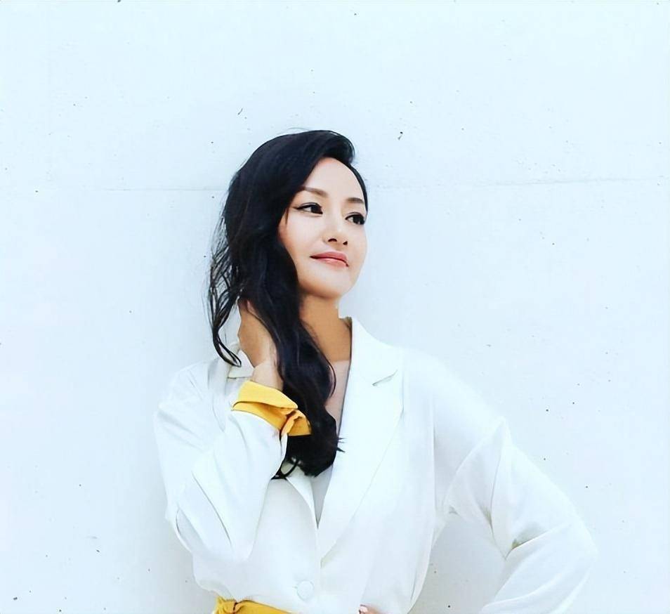 王祖贤30年前的旧照曝光,身后群演却成为焦点,如今已是一线巨星_瞿颖