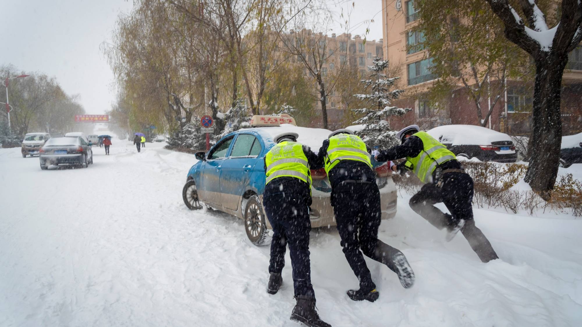 牡丹江交警:暴风雪中平安出行的守护者_车辆_天气_高速公路