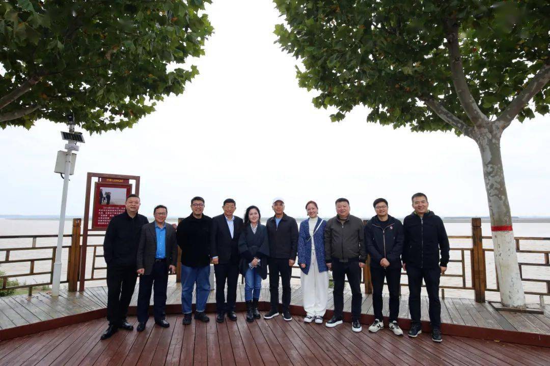 《黄河最后一道湾》一文中写道:"黄河九曲十八弯,最后一道湾在兰考