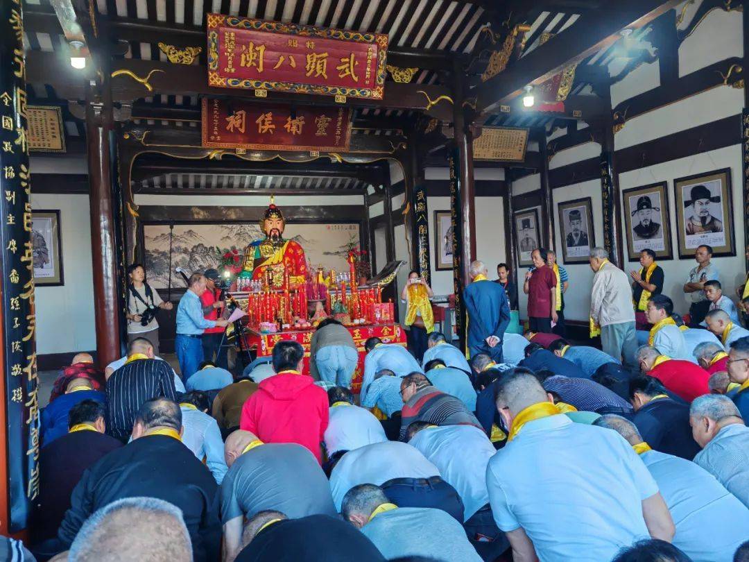 行奠帛礼,行奠酒礼,恭颂祝文,鞠躬跪拜,缅怀先祖,表达对将军的怀念和