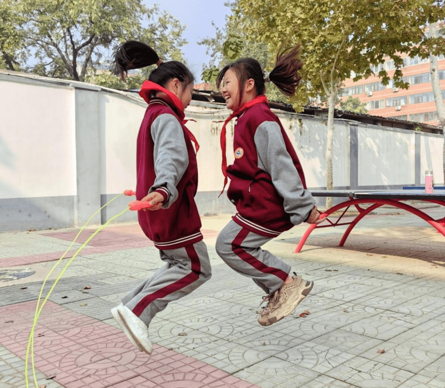 石家庄市桥西区四维小学"玩转课间十分钟"_王伟娜_校园_手绢