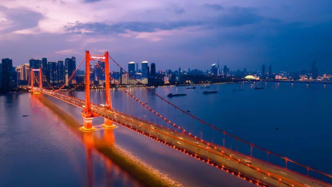 武汉鹦鹉洲长江大桥:钢铁飞虹照古洲