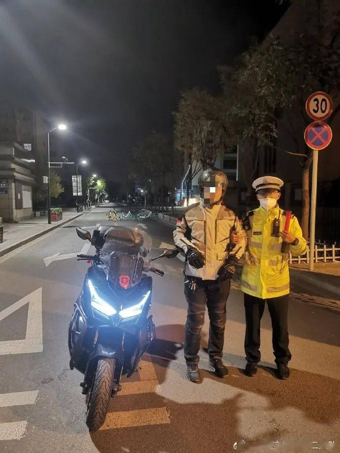 五中队民警在南内环街设卡,李某驾驶晋a741xx无极牌二轮摩托车沿南