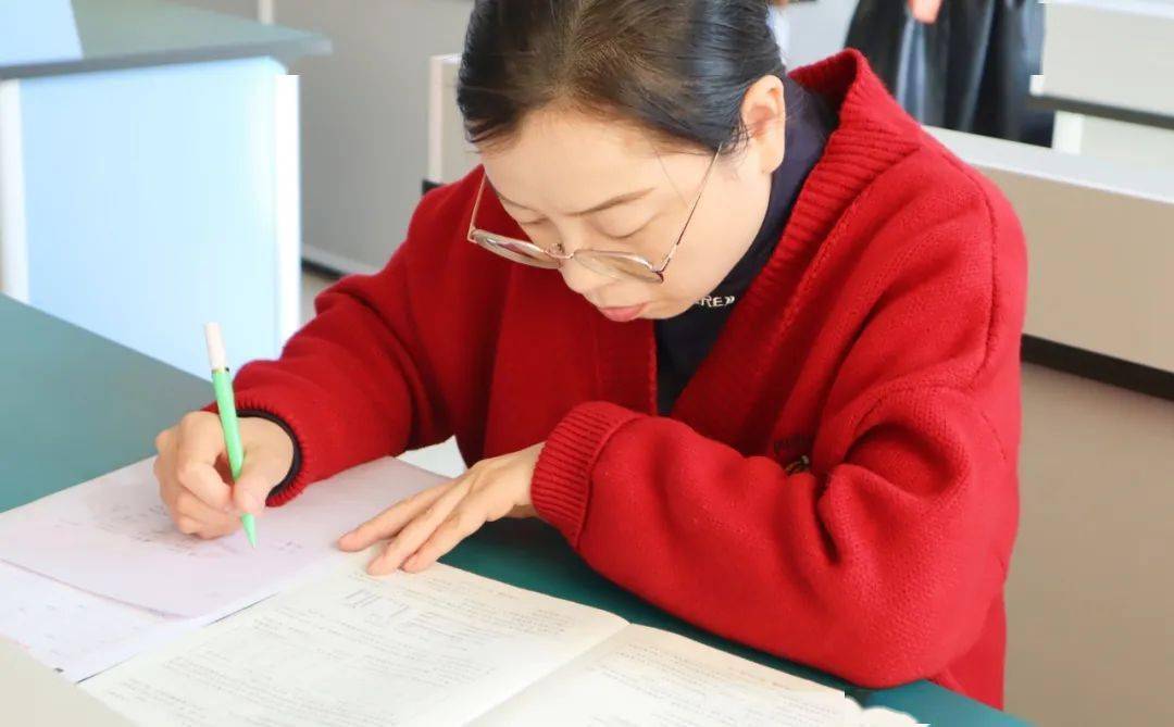 战主任巡视考场学生考场上,监考教师严格监管考场纪律,同学们专心致志