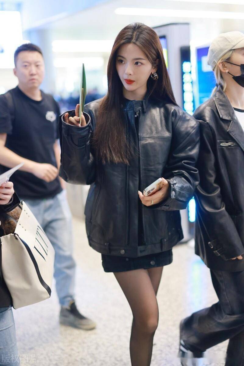 杨超越飘逸长发清秀靓丽,长外套小短裙搭配独特