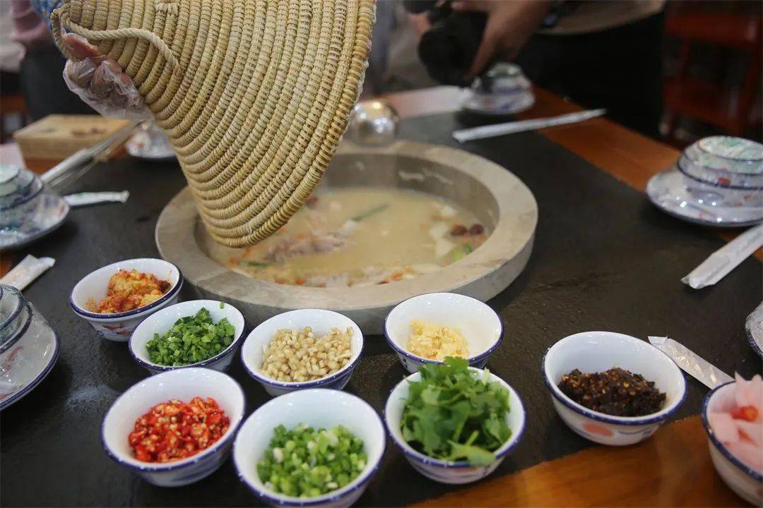跟着赛事游玉溪丨不能错过的抚仙湖周边美食!_铜锅_澄江_石锅鱼
